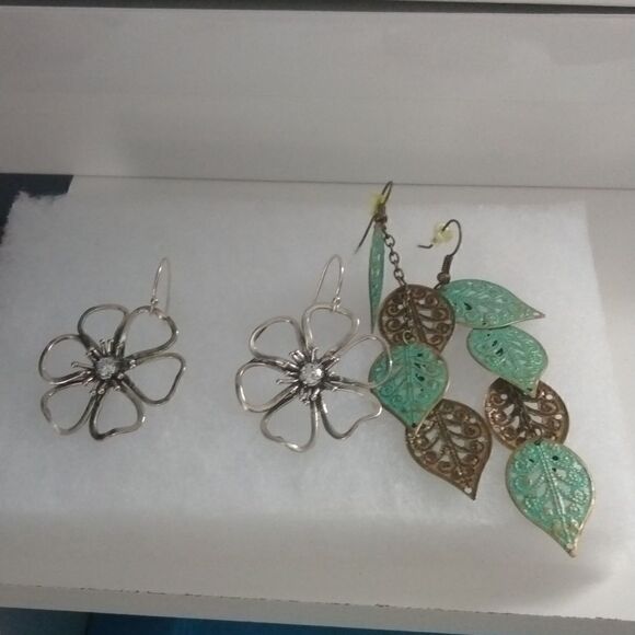 Set of earrings - Picture 1 of 3